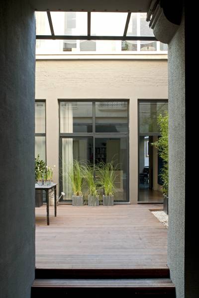 La cour couverte est devenue une terrasse et un espace à vivre en plein coeur de Paris, 75015