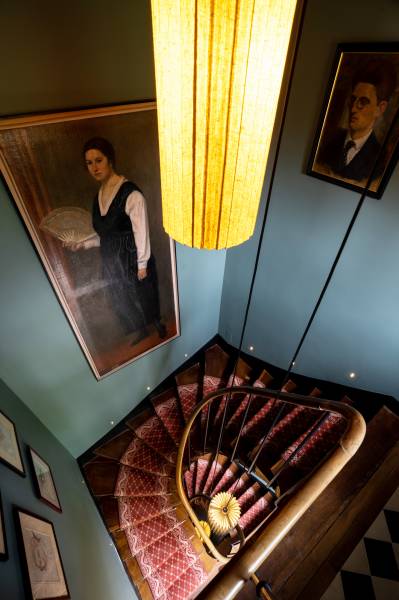 Galerie de portraits dans escalier petit hôtel particulier